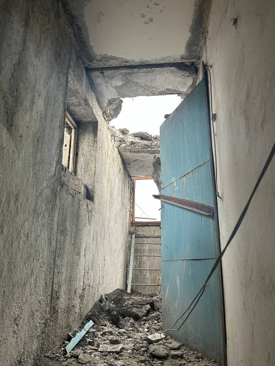 Последствия обстрела ж/м «Строитель», квартира одного из домов по проспекту Ленина