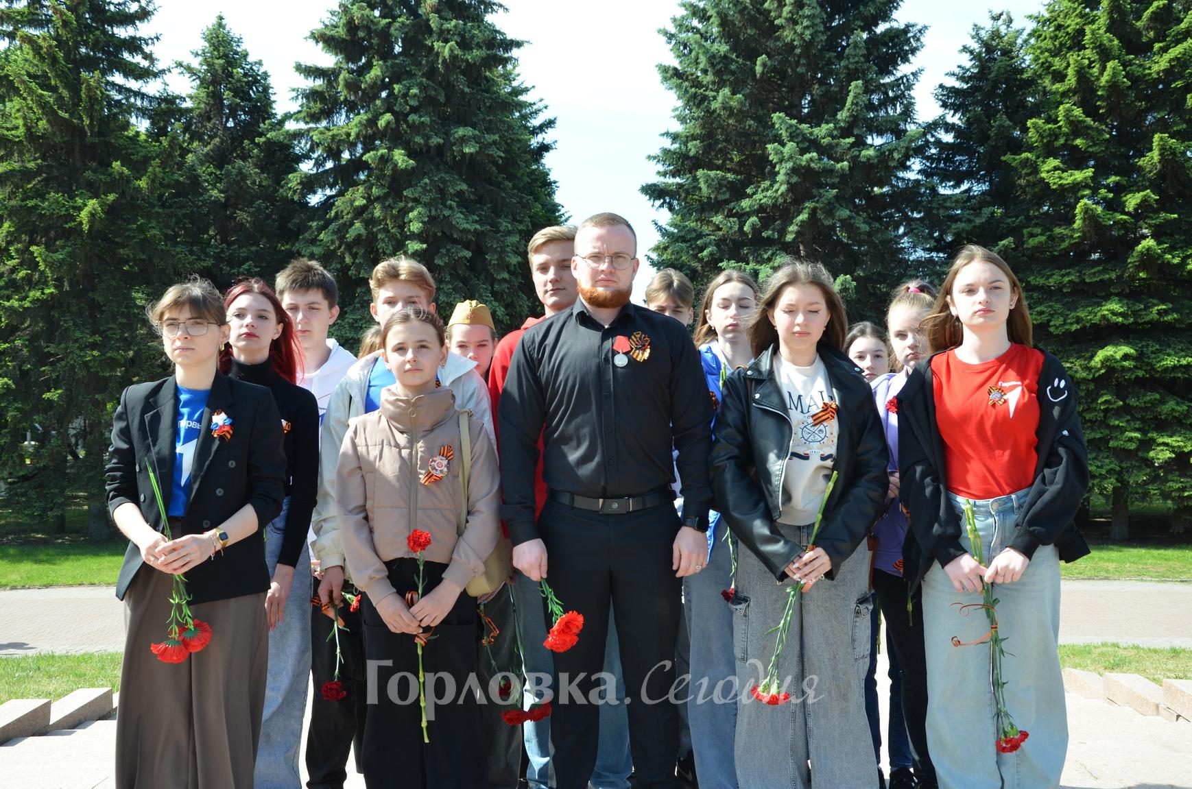 Возложение цветов в Сквере Героев ко Дню Победы