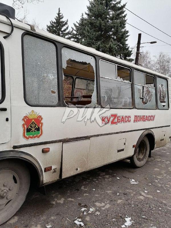 Пострадавший автобус от БПЛА ВСУ в Горловке