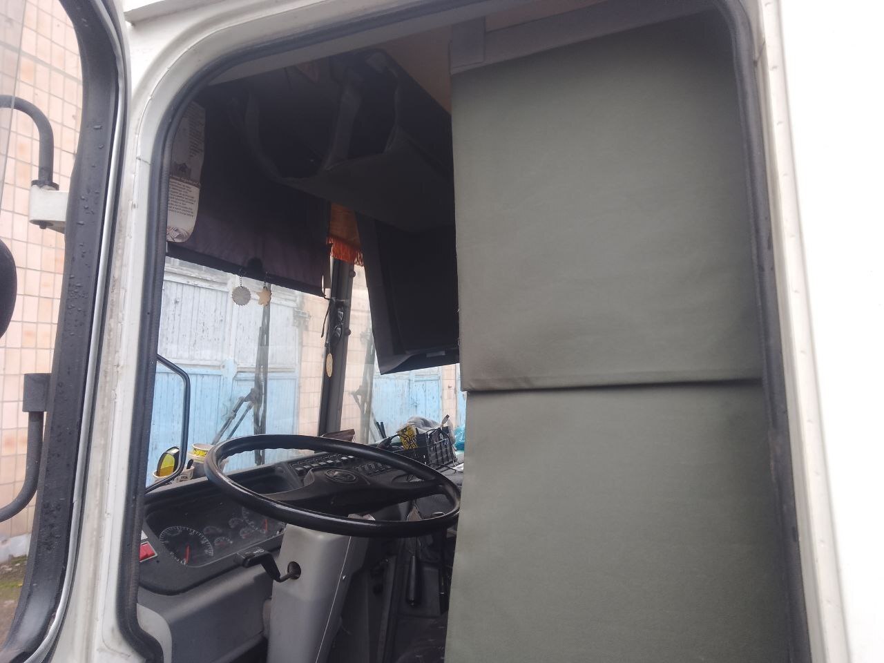 На кабины автобусов устанавливают бронешаль