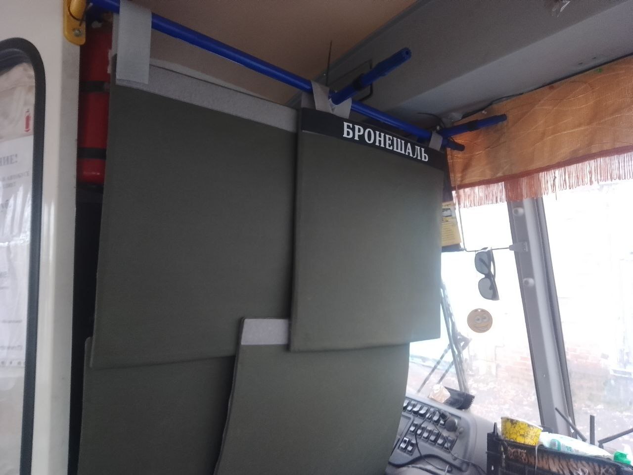 На кабины автобусов устанавливают бронешаль