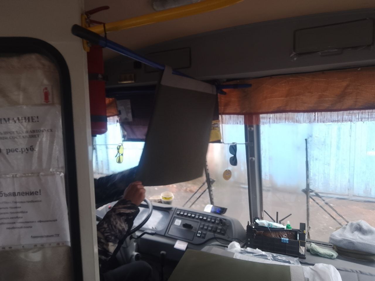 На кабины автобусов устанавливают бронешаль в Горловке