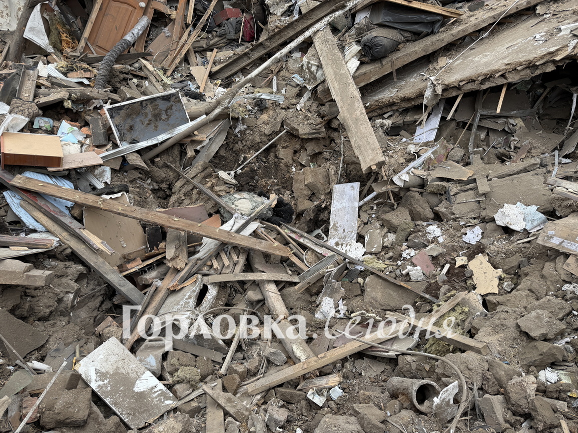 Последствия обстрела Горловки пострадал дом