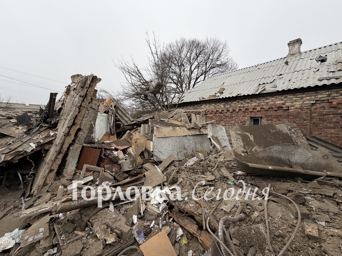 Последствия обстрела Горловки разрушен дом