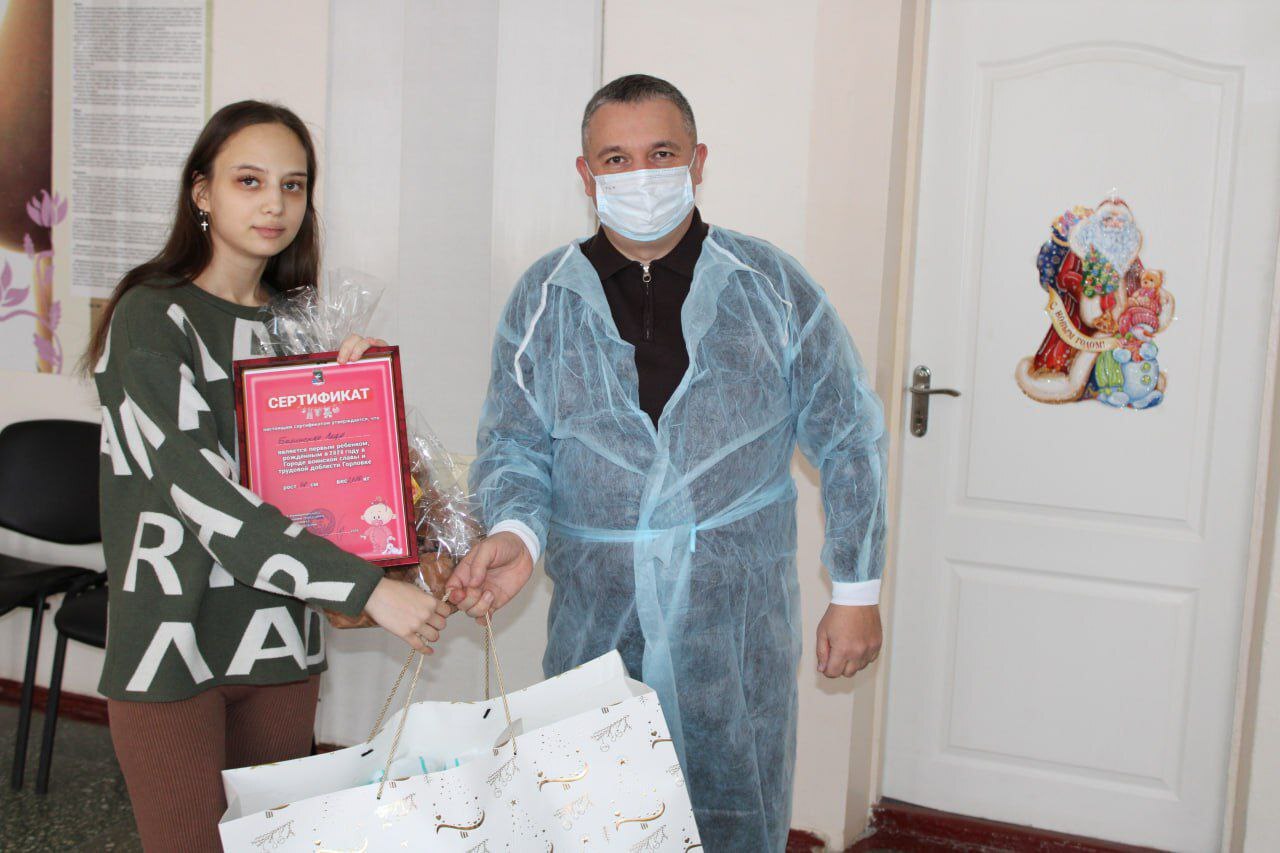 В Горловке чествовали первого ребёнка, родившегося в Новом году