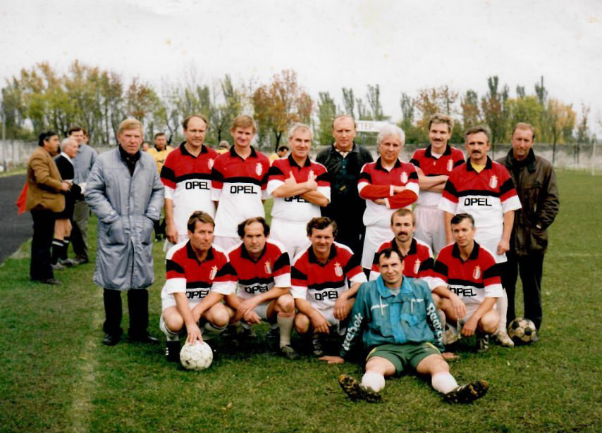 Команда ветеранов горловского футбола перед матчем.