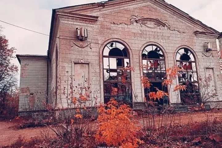 На фото: Горловка, кинотеатр "Ровесник", точнее, то, что от него осталось...